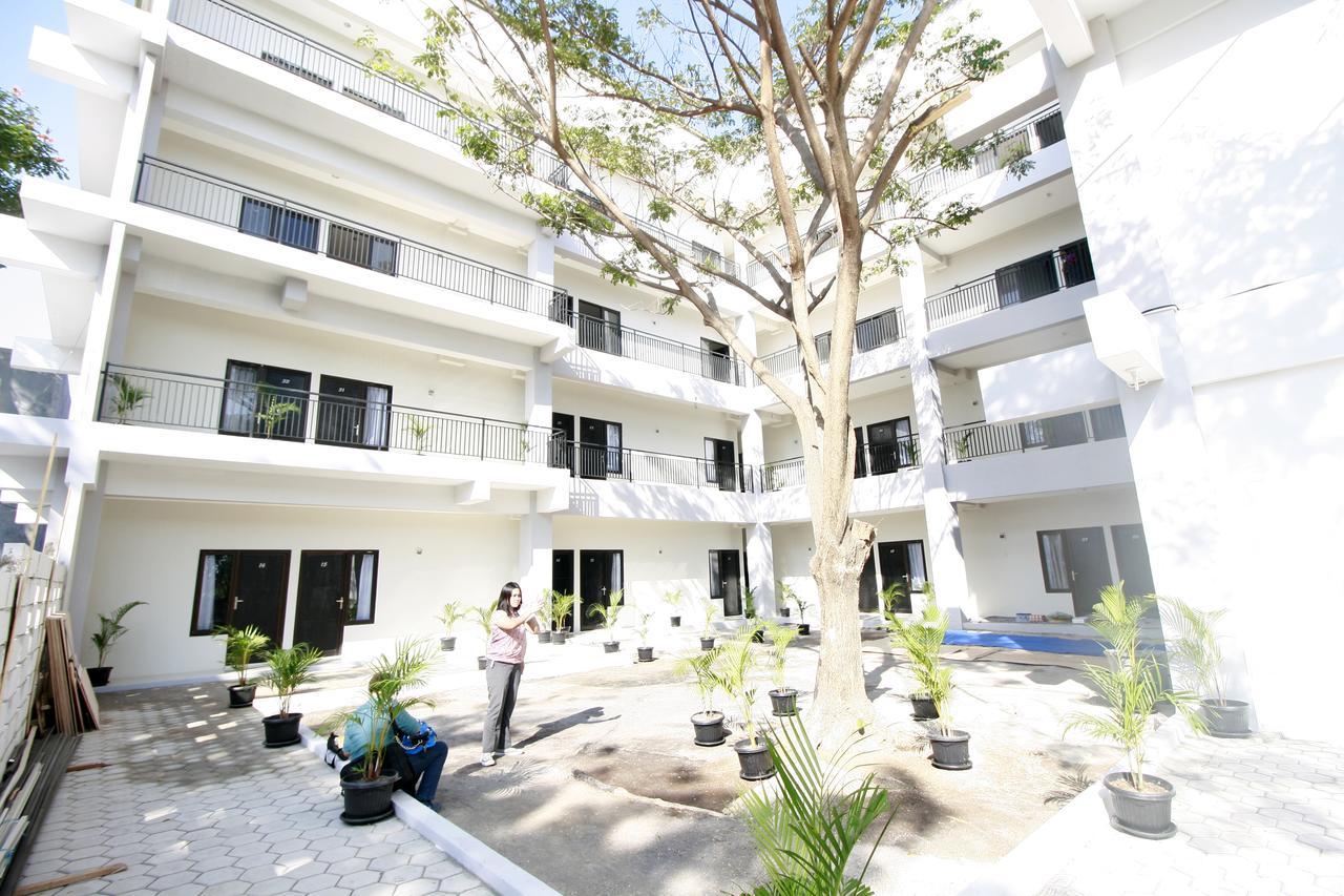 Dparagon Medokan Ayu Hotel Surabaya Exterior photo